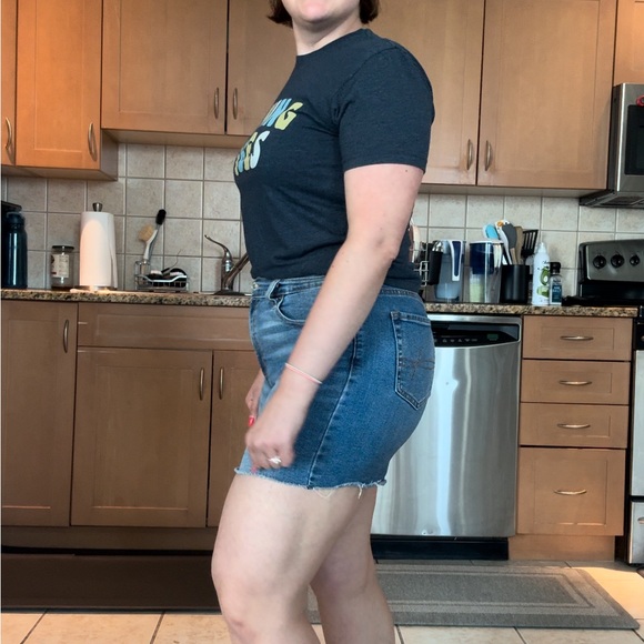 Levi’s Jean shorts - Picture 4 of 4